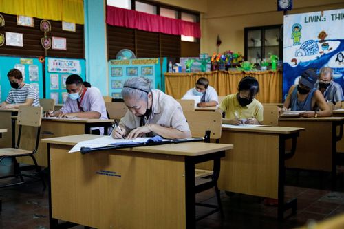 Các cử tri bầu cử tổng thống Philippines ngày 9/5. Ảnh: Reuters.