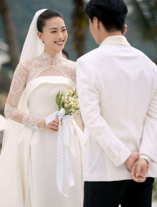 Trong chia sẻ trước đám cưới, Ngô Thanh Vân cho biết sau hơn 10 năm chờ đợi với sự cô đơn cùng nhiều quan niệm cũ về việc lập gia đình, Huy Trần đã xuất hiện như định mệnh của cuộc đời.