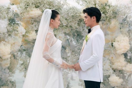Đám cưới của Ngô Thanh Vân và Huy Trần diễn ra tại bờ biển một khu nghỉ dưỡng cao cấp tại Đà Nẵng chiều 8/5. Đám cưới nhận được sự quan tâm của công chúng.