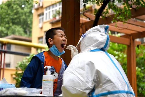 Nhân viên y tế lấy mẫu xét nghiệm COVID-19 cho người dân tại tỉnh Hà Nam, Trung Quốc, ngày 7/5/2022. Ảnh: THX/TTXVN