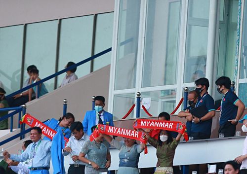 Sau khi tiếng còi kết thúc trận đấu vang lên, nhóm CĐV Myanmar giăng băng-rôn ăn mừng cuồng nhiệt. HLV Park Hang-seo đứng phía sau chỉ biết khoanh tay nhìn. Ông lặng lẽ quan sát rồi cùng trợ lý rời đi.