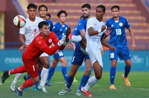 Sau đó ít phút, đội trưởng số 4 Soe Moe Kyaw đệm bóng cận thành giúp Myanmar ấn định chiến thắng 3-2 nghẹt thở. Quan trọng hơn, Myanmar ghi 3 bàn vào lưới Philippines. Đó là điều U23 Việt Nam không làm được vì bị cầm hòa không bàn thắng.