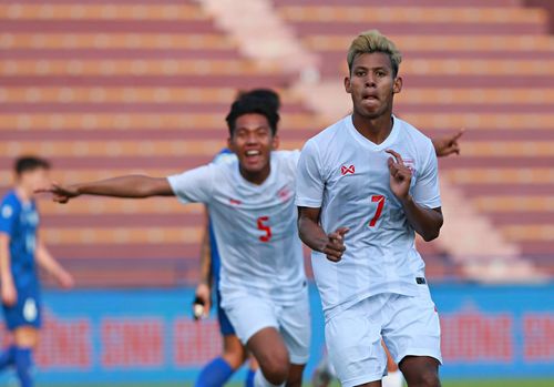 U23 Myanmar mở tỷ số, nhưng bị Philippines gỡ hòa rồi vươn lên dẫn 2-1. Số 7 Lwin Moe Aung đánh đầu gỡ hòa cho đội bóng áo trắng và ăn mừng cảm xúc.