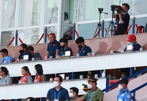 Chiều 10/5, HLV Park Hang-seo dẫn theo 5 trợ lý đi do thám trận đấu giữa Myanmar với U23 Philippines vào chiều 10/5 trên sân Việt Trì (tỉnh Phú Thọ). Ông ngồi ở hàng ghế cao nhất khu VIP của khán đài A. Khu vực này có nhiều CĐV Myanmar.