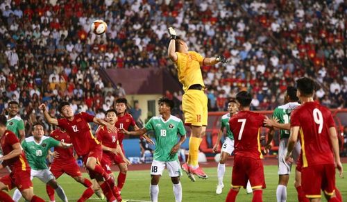 Trận đấu giữa đội tuyển bóng đá nam U23 Việt Nam và U23 Indonesia trên sân Việt Trì, ngày 6/5. Ảnh: Ngọc Tú. 