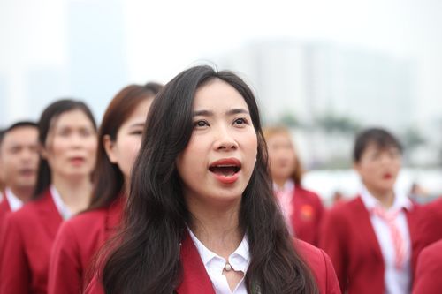 31 thành viên của đoàn - tượng trưng cho kỳ SEA Games 31 - hát vang Quốc ca trong thời khắc lá cờ đỏ sao vàng được kéo lên tại lễ thượng cờ.
