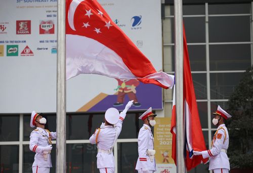 ... trước khi lần lượt được kéo lên vị trí cao nhất cột cờ.
