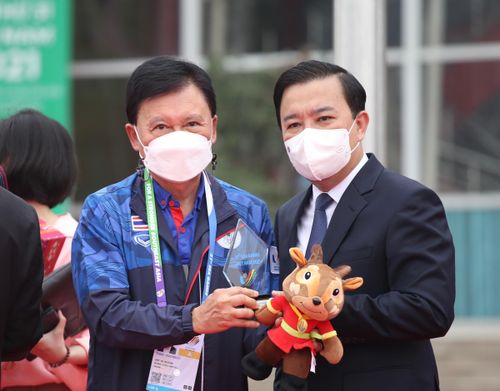 Sau lễ thượng cờ, đại diện ban tổ chức cùng 11 đoàn thể thao tặng quà lưu niệm.