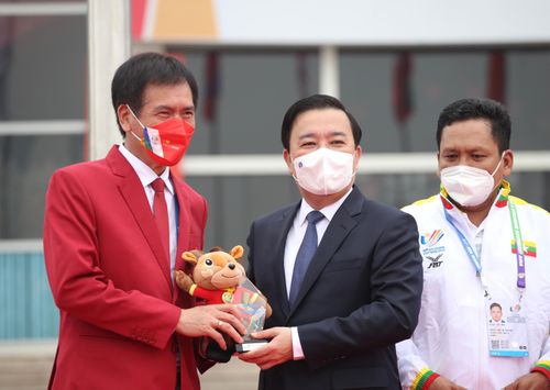 Phó Chủ tịch UBND thành phố, Trưởng BTC SEA Games 31 thành phố Hà Nội - Chử Xuân Dũng (giữa) tặng quà lưu niệm cho Trưởng đoàn thể thao Việt Nam - Trần Đức Phấn tại lễ thượng cờ.