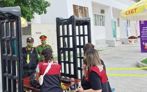 CAQ Bắc Từ Liêm phối hợp CATP Hà Nội kiểm soát người ra vào bên trong nhà thi đấu