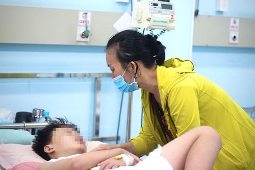 Chị Hồng Sơn lo lắng khi con trai vẫn mệt mỏi, lừ đừ sau nhiều ngày sốt. Ảnh: Bích Huệ.