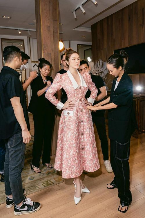 Cạnh đó, cô thử nhiều bộ trang sức và layout make-up khác nhau.