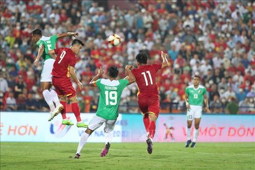Tiến Linh (9) thi đấu đầy nỗ lực và đã có bàn thắng mở tỷ số cho U23 Việt Nam ở phút thứ 54 trong trận đấu gặp U23 Indonesia. Ảnh: Hoàng Linh/TTXVN
