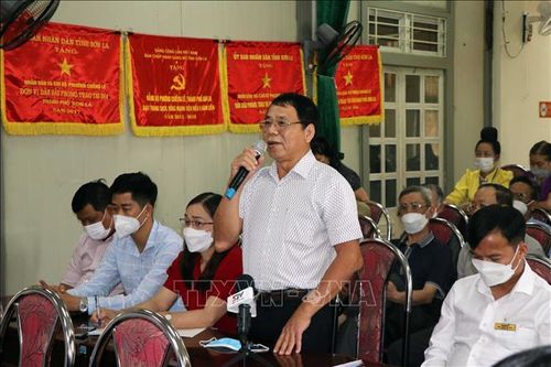 Cử tri phường Chiềng Lề trình bày kiến nghị tại cuộc tiếp xúc.