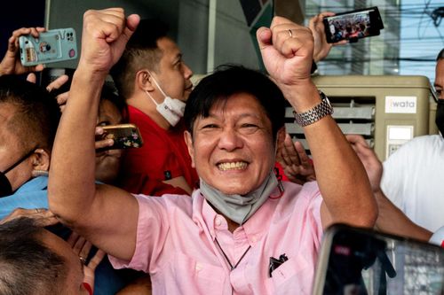 Ông Ferdinand Marcos Jr đứng trước đám đông ủng hộ ông ngày 11/5. Ảnh: Reuters.