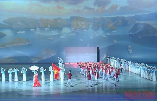 Đoàn thể thao Việt Nam có 951 vận động viên tranh tài đủ 40 môn. Người cầm cờ là vận động viên bơi Nguyễn Huy Hoàng. (Ảnh: DUY LINH)