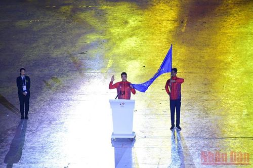 Vận động viên đấu kiếm Vũ Thành An tuyên thệ. (Ảnh: TRẦN HẢI)