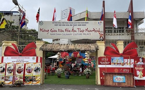 Không gian văn hóa ẩm thực phục vụ SEA Games 31 bên ngoài sân vận động Thiên Trường. Ảnh: Công luận