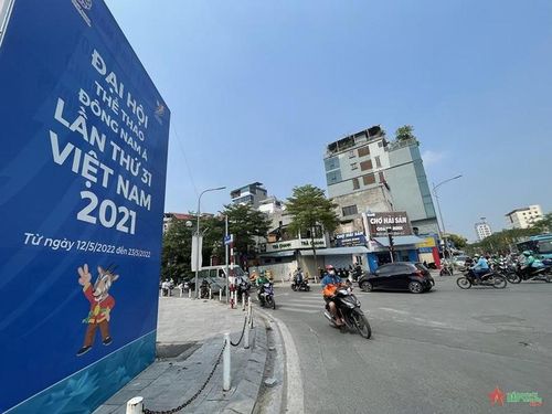 Khắp các tuyến phố lớn tại Hà Nội được trang hoàng, quảng bá về SEA Games 31. Ảnh: Báo Quân đội nhân dân