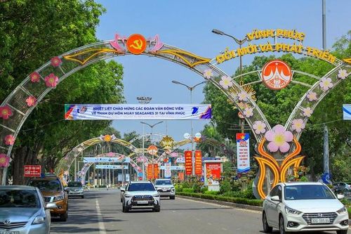 Nhiều băng rôn, pano, áp phích với màu sắc rực rỡ được trang trí trên các tuyến phố Hai Bà Trưng, Kim Ngọc... nhằm quảng bá, tuyên truyền cho SEA Games 31. Ảnh: Báo Vĩnh Phúc