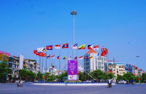  Trung tâm TP Hạ Long rực rỡ màu cờ của các nước có vận động viên tham dự SEA Games 31. Ảnh: Báo Quảng Ninh