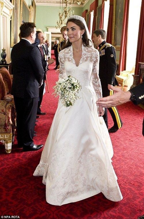 Cô dâu Kate Middleton dùng hoa linh lan cầm tay trong đám cưới năm 2011.(Ảnh: Ngôi sao)