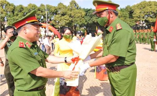 Thứ trưởng Nguyễn Văn Long tặng hoa, chúc mừng các đội thi.