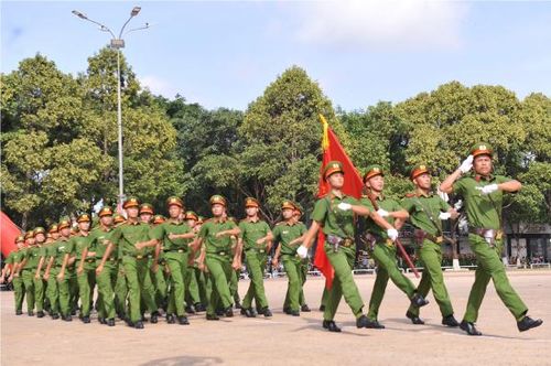 Khối Cảnh sát dự thi phần thi duyệt đội ngũ.