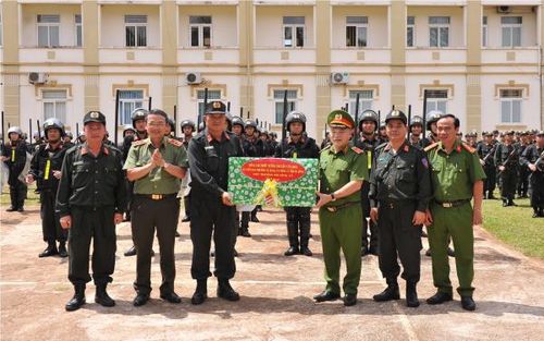 Thứ trưởng Nguyễn Văn Long cùng đoàn công tác tặng quà cho cán bộ, chiến sỹ Trung đoàn CSCĐ Tây Nguyên.