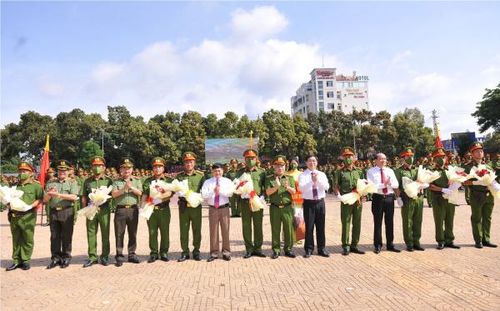 Thứ trưởng Nguyễn Văn Long cùng các đại biểu tặng hoa, chúc mừng các đội thi.