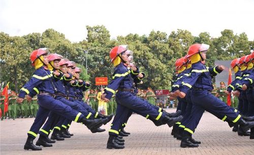 Và Cảnh sát PCCC Công an Đắk Lắk diễu hành đội ngũ tại buổi lễ.