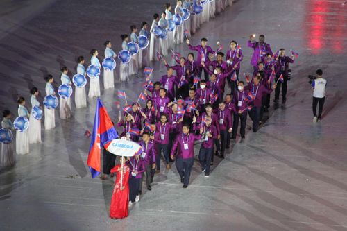 Sau nghi lễ thượng cờ, hát quốc ca của nước chủ nhà Việt Nam là sự xuất hiện của các nước thi đấu tại Đại hội. Trong ảnh là Đoàn thể thao Campuchia. VĐV jujitsu Khan Jessa cầm cờ cho Đoàn Thể thao Campuchia. Campuchia dự SEA Games 31 với 361 VĐV.