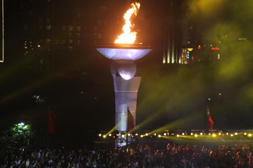 Sau nhiều chặng tiếp sức, đài đuốc SEA Games 31 được thắp sáng bởi vận động viên điền kinh Quách Thị Lan.