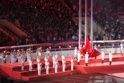 Với sức chứa hơn 40.000 chỗ ngồi, lễ khai mạc SEA Games 31 sẽ trưng dụng toàn bộ khán đài B làm sân khấu chính. Khán đài A dành cho quan chức các nước và đại biểu, khách mời. Khán đài C, D được dùng để làm chỗ ngồi cho các đoàn thể thao đến dự. Mỗi đoàn ngoài 31 thành viên diễu hành dưới sân được cử thêm 100 thành viên dự khán. Cùng với đó là hàng chục vạn người dân có mặt tại buổi lễ tạo không khí sôi động. Mở đầu phần khai mạc là Lễ thượng cờ và hát quốc ca Việt Nam.