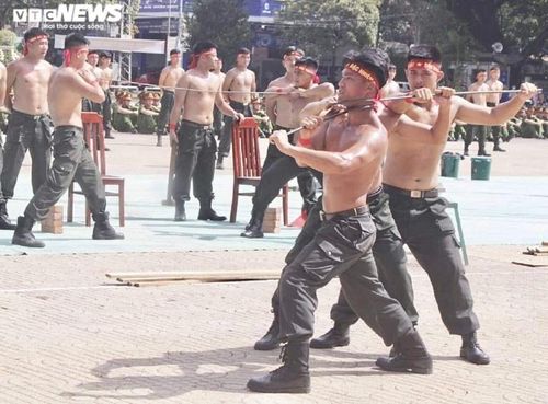 Trong hình là các chiến sĩ đang dùng cổ uốn cong thanh sắt,...