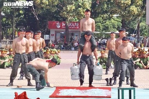 ...cõng hàng chục cân đồ vật chạy như bay trên những mảnh chai nhọn hoắt.