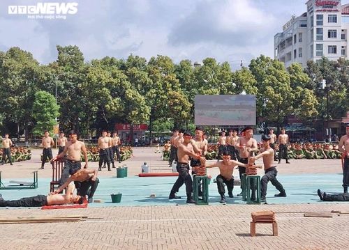 Các chiến sĩ cảnh sát cơ động đã đem đến những màn biểu diễn khí công, nội công hết sức ấn tượng và điêu luyện, khiến người xem không khỏi thán phục.
