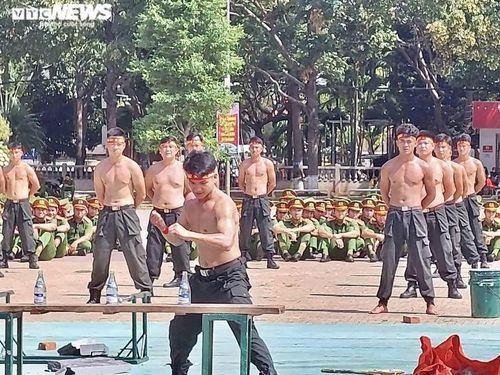 Màn biểu diễn dùng tay không đấm vỡ các chai thủy tinh của các chiến sĩ.