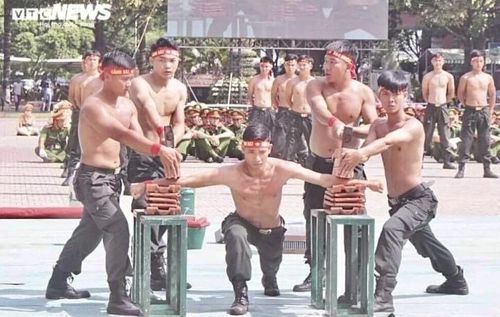 Một chiến sĩ vào tư thế, chuẩn bị sẵn sàng cho màn công phá gạch bằng búa của đồng đội.