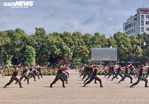 Các chiến sĩ cảnh sát cơ động biểu diễn múa côn.