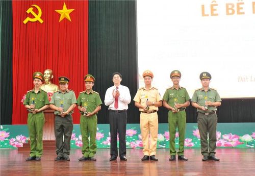 Lãnh đạo tỉnh Đắk Lắk trao giải cho các cá nhân đạt thành tích xuất sắc trong thi đấu.