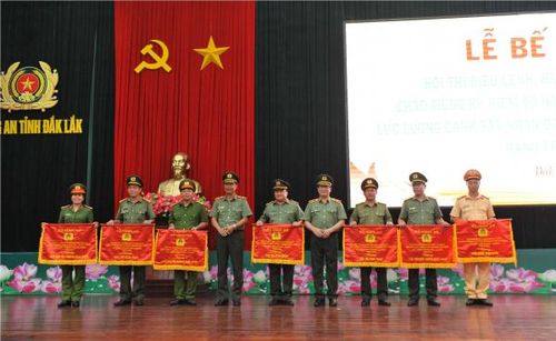 Ban tổ chức trao giải Nhất, Nhì và Ba toàn đoàn cho các đội.