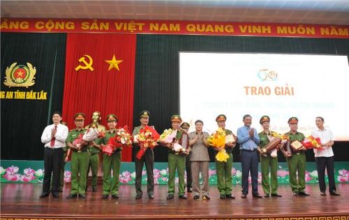 Các đồng chí lãnh đạo tỉnh Đắk Lắk trao giải giao lưu bắn súng cho các đồng chí trưởng đoàn tham gia giải.