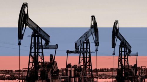 "Chính vì nguyên nhân này mà Tổng thống Nga Vladimir Putin phải xây dựng các két sắt mới để lấp đầy chúng, thông qua lợi nhuận bổ sung do phải hứng chịu những lệnh trừng phạt”, nhà khoa học chính trị người Hungary cho biết.