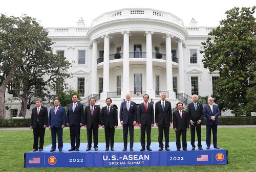 Tổng thống Mỹ Joe Biden chụp ảnh chung cùng lãnh đạo các nước ASEAN. Ảnh: TTXVN.