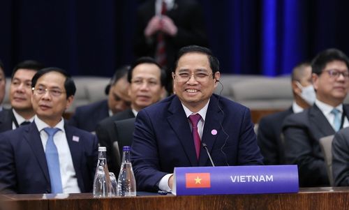 Thủ tướng Phạm Minh Chính dẫn đầu đoàn đại biểu cấp cao dự hội nghị. Ảnh: TTXVN.