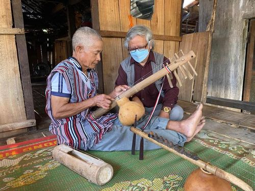 Ông Trên chế tạo và sử dụng được nhiều nhạc cụ truyền thống của người H're.