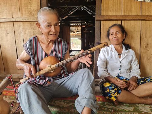 Ông Đinh Văn Trên và bà Đinh Thị Quang.