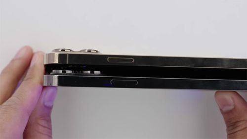 Cụm camera sau trên iPhone 14 Pro Max lớn hơn so với iPhone 13 Pro Max. Ảnh cắt từ video Unbox Therapy