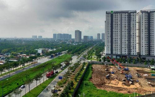  UBND Tp.HCM giao Sở Xây dựng Tp.HCM chủ trì phối hợp cùng các Sở, ban ngành trao đổi làm việc và hướng dẫn các chủ đầu tư dự án thực hiện theo đúng quy định pháp luật và báo cáo Chủ tịch UBND Thành phố này.